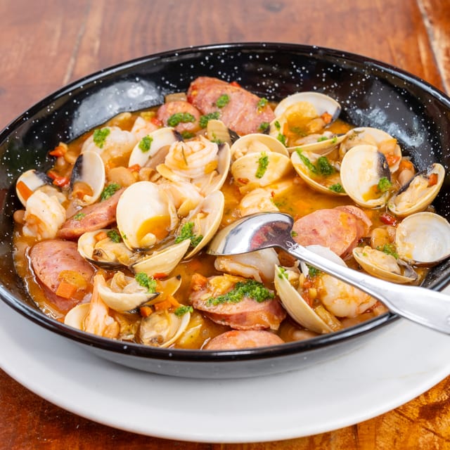 Butifarra, Almejas, Gambas, Alubias.