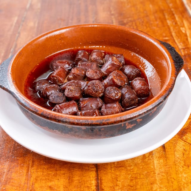 Chistorra, Vino y Miel (Chistorra, Wine, and Honey).