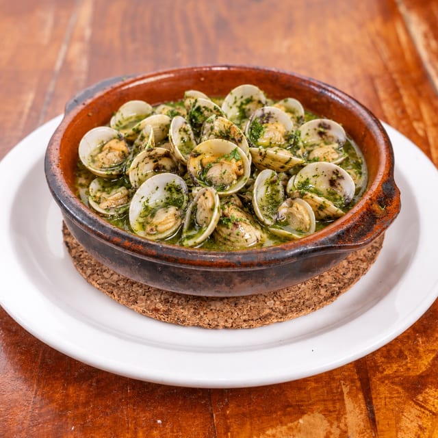 Clams (garlic and dry sherry wine sauce).