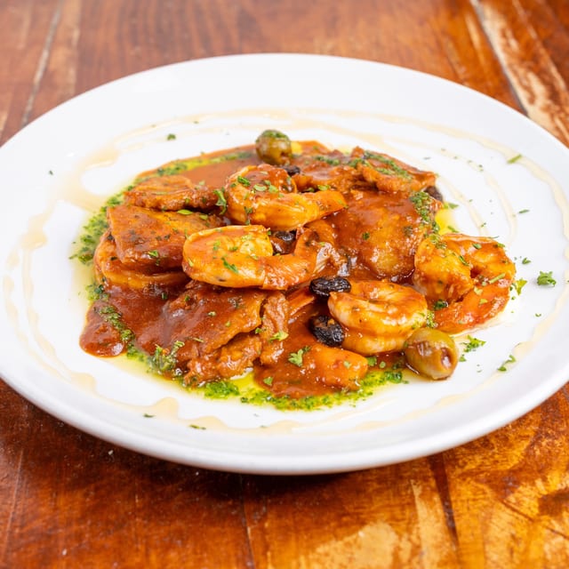 Camarones con Tostones (Shrimp with Tostones).