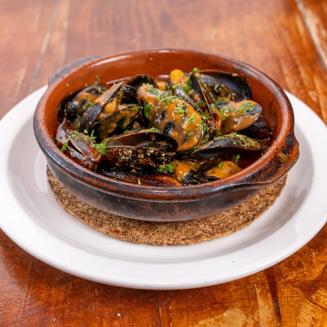 Mussels (light spicy tomato sauce).