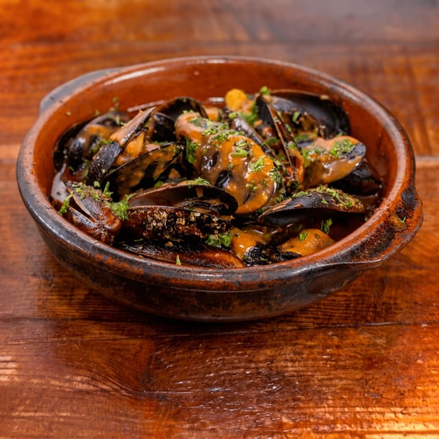 Mussels (light spicy tomato sauce).